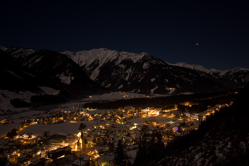 Blaue Stunde bei Vollmond über Neukirchen