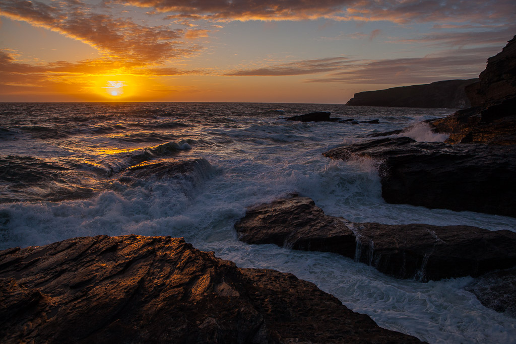 Sonnenuntergang in Trebarwith, Cornwall, UK