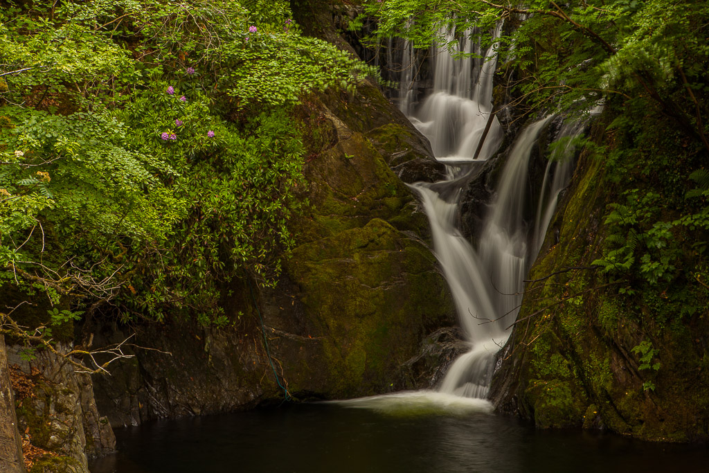 Wasserfall am Dyfi Furnace, einer alten Eisenhütte