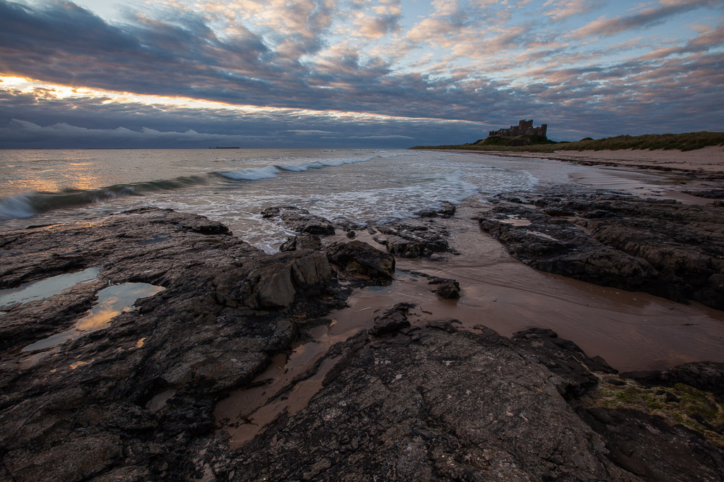 Sunrise am Strand vor Bamburgh Castle