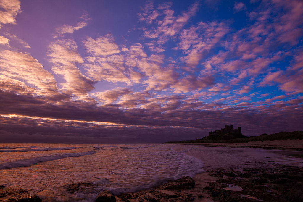 Sunrise am Strand vor Bamburgh Castle