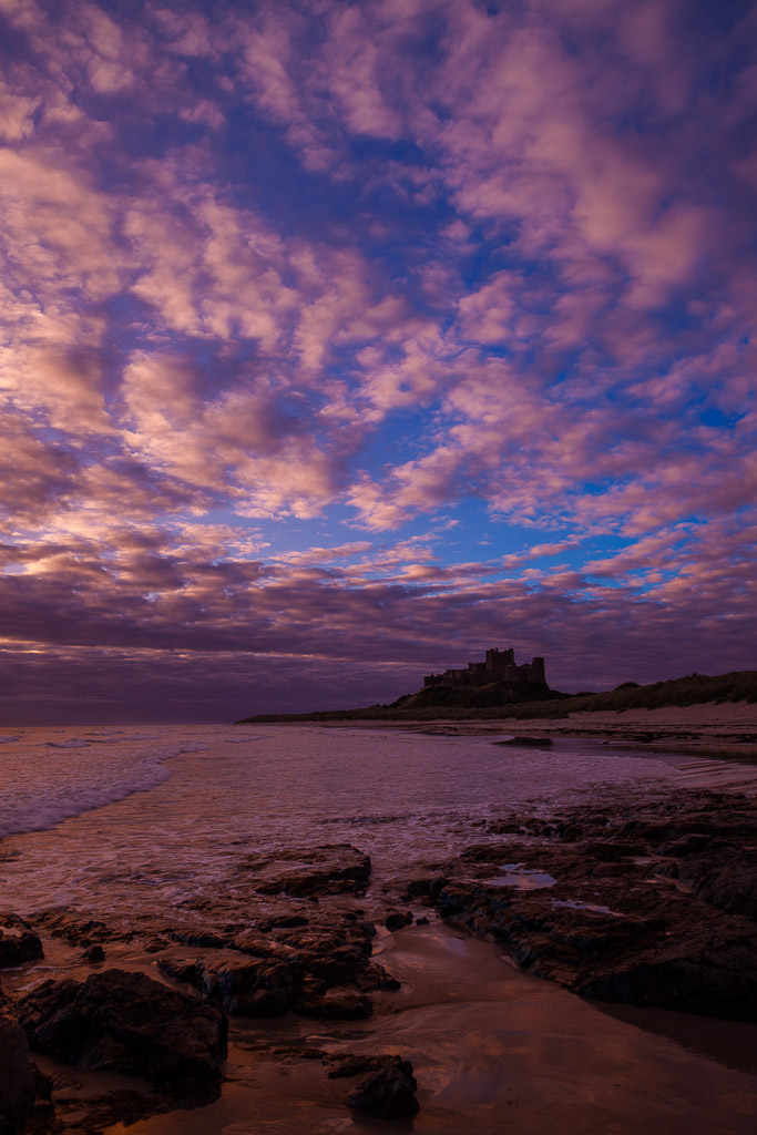 Sunrise am Strand vor Bamburgh Castle