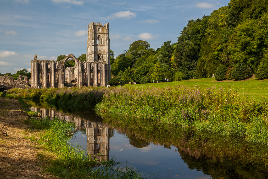 Ruinen der Fountains Abbey und Park