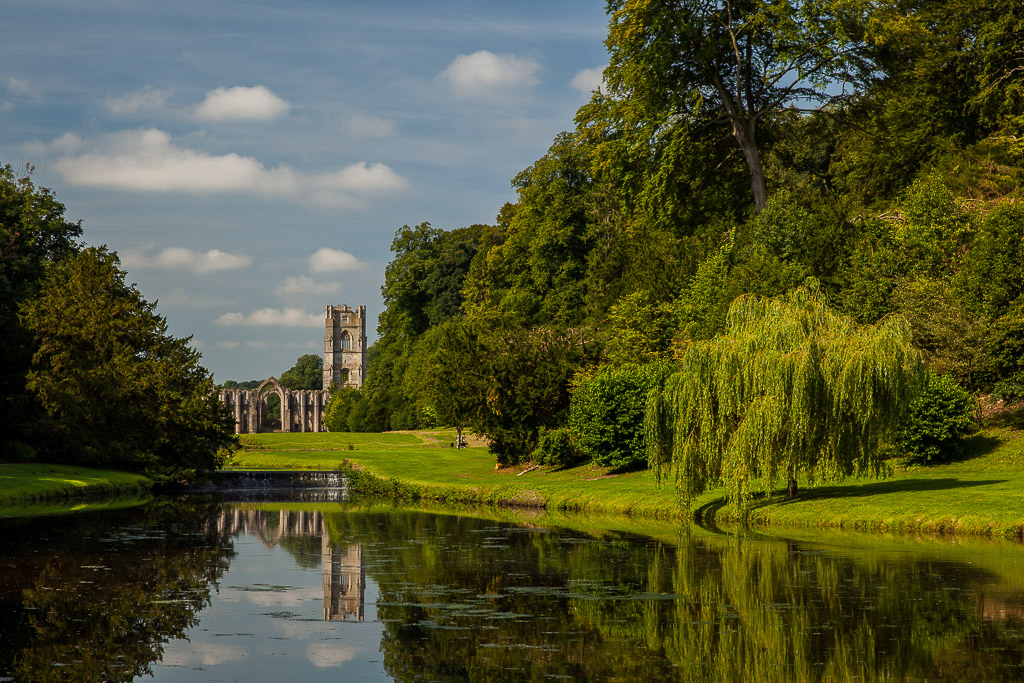 Ruinen der Fountains Abbey und Park