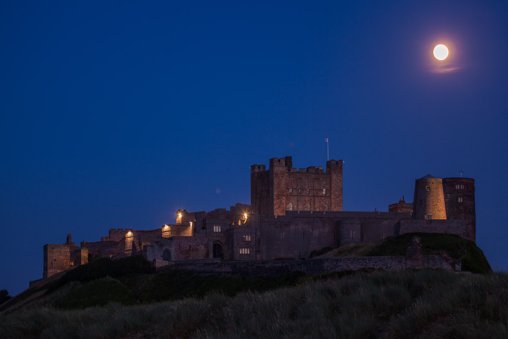 Abend am Bamburgh Castle mit Vollmond