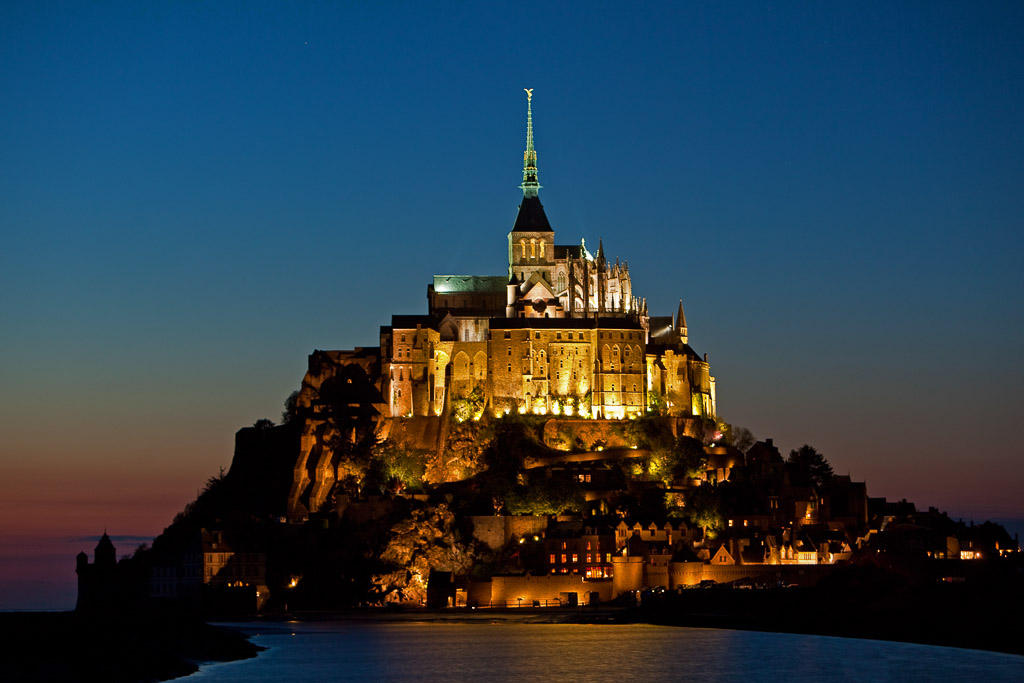 Blue hour am Le Mont St.Michel von Südosten, unterhalb der Straße