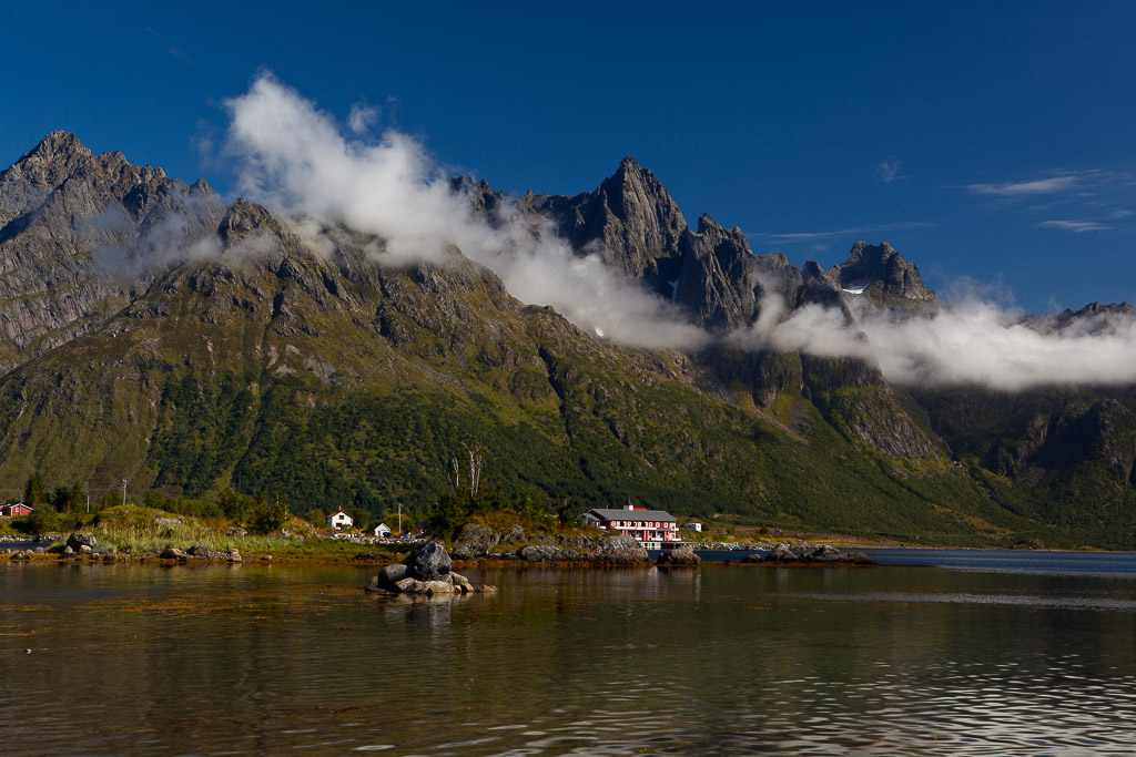 Fjordlandschaft auf den Lofoten an der E10 nahe Laupstad