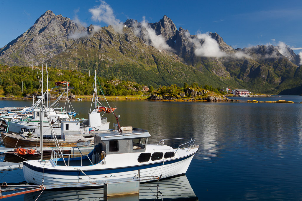 Fjordlandschaft auf den Lofoten an der E10 nahe Laupstad