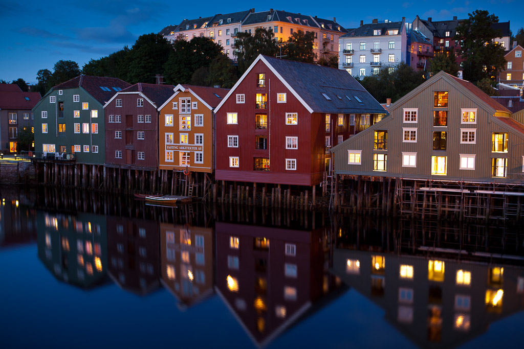 Die alte Brygge zur blauen Stunde, die alten Speicherhäuser werden heute als Geschäfte und Restaurants genutzt