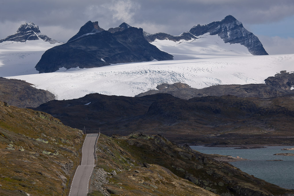 Die Sognefjellstraße 55 von Lom nach Skjolde ist eine der landschaftlicht reizvollsten Routen Norwegens. Sie führt zwischen den Bergmassiven des Jotunheimen NP und des Jostedalsbreen hindurch