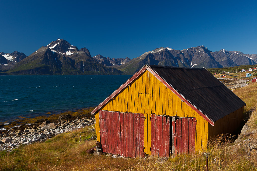 Die E6 führt durch ganz Norwegen, von Oslo bis Kirkenes. Hier Panorama am Lyngen nördlich von Tromsoe
