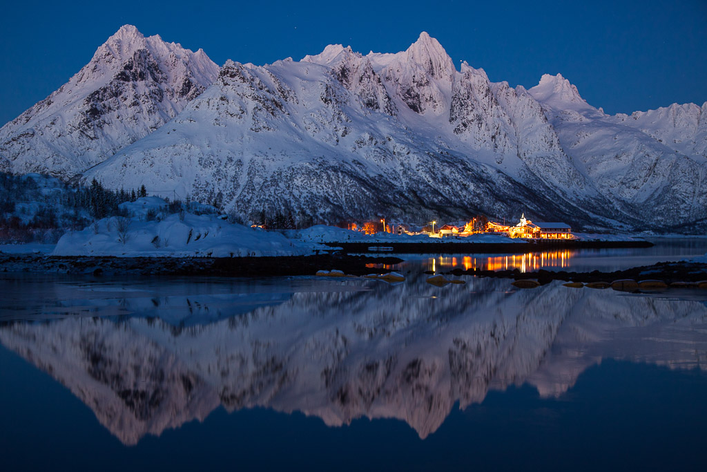 Blaue Stunde am Austenesfjord