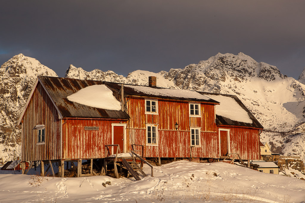 Rundgang durch den Fischerort Henningsvaer, Lofoten