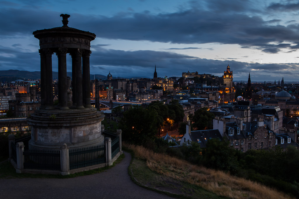 Blaue Sunde am Calton Hill, Edinburgh, Schottland