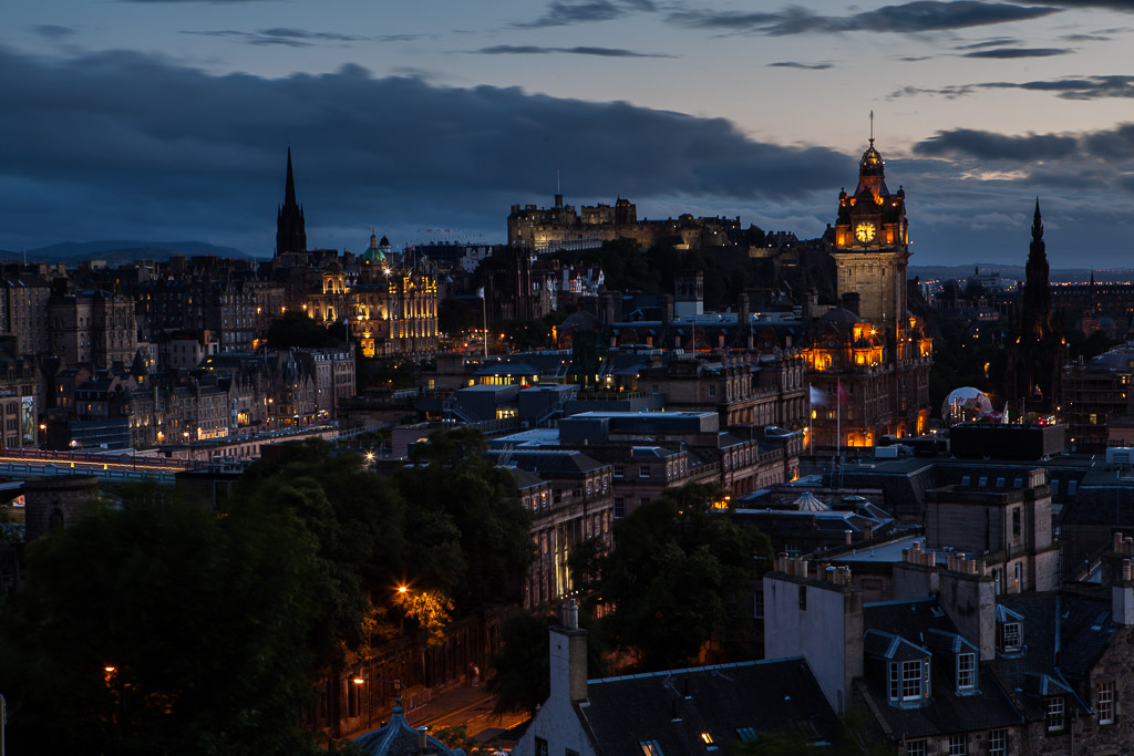 Blaue Sunde am Calton Hill, Edinburgh, Schottland