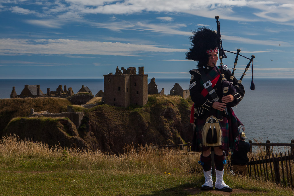 Dudelsackspieler am Dunnottar Castle, Aberdeenshire, Schottland