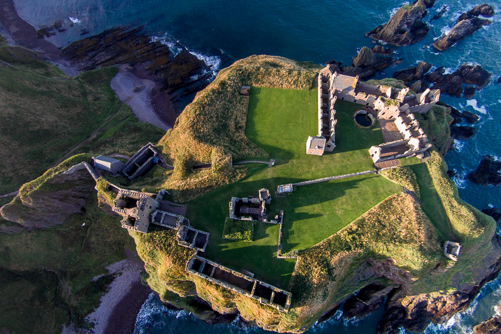 Dunnottar Castle aus der Luft im Sunsetlicht