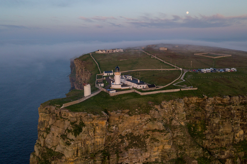 Nebliger Abend am Dunnet head Liughthouse