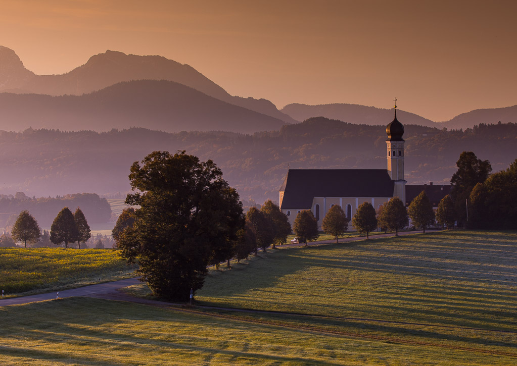 Sonnenaufgang an der Wilpartinger Wallfahrtskirche