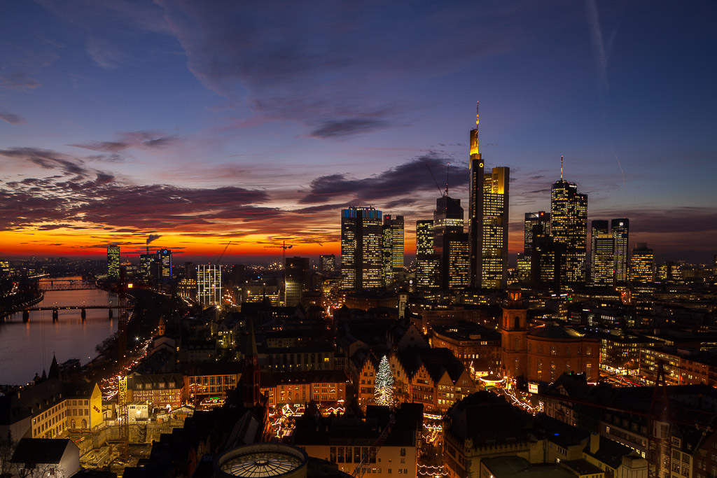 Blick vom Domturm auf die abendliche Skyline