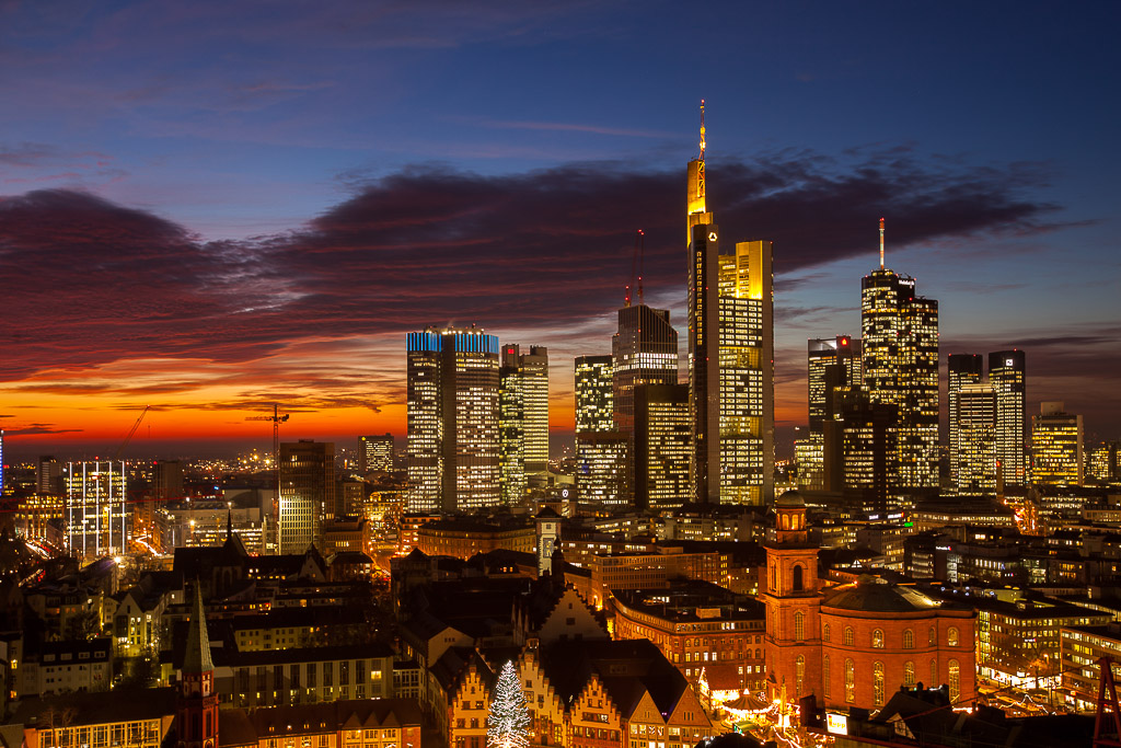 Blick vom Domturm auf die abendliche Skyline