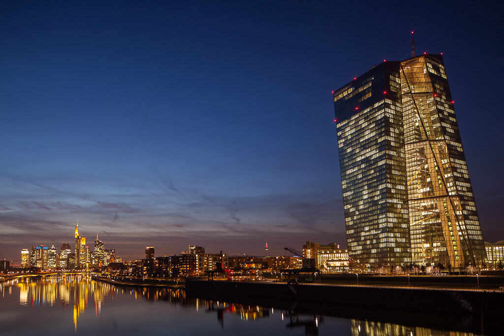 Skyline Frankfurt zur Blauen Stunde