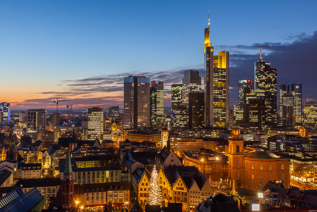 Aussicht vom Frankfurter Dom auf die Skyline zur blauen Stunde