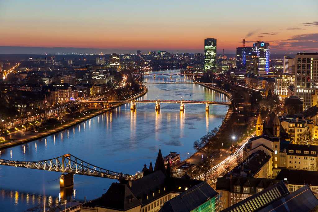 Aussicht vom Frankfurter Dom auf die Skyline zur blauen Stunde