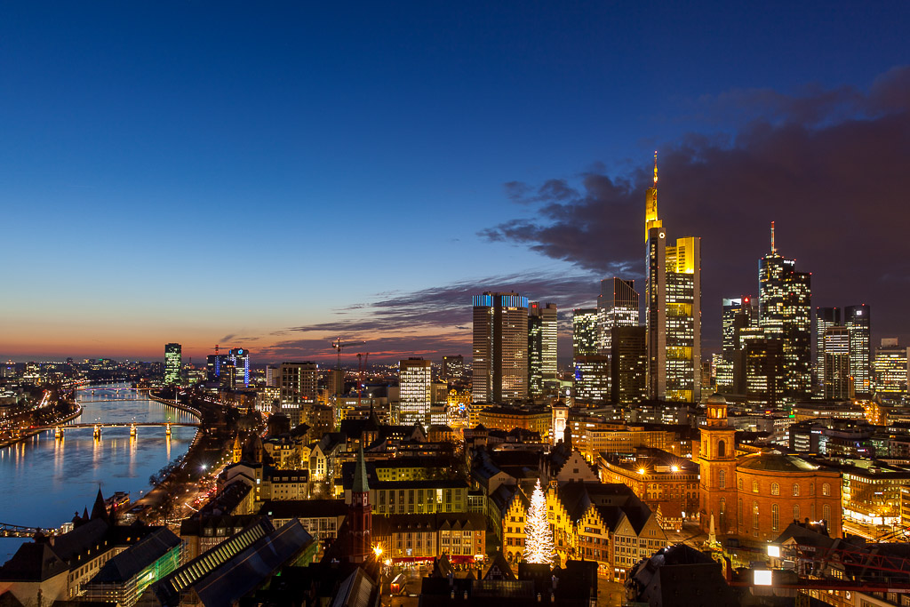 Aussicht vom Frankfurter Dom auf die Skyline zur blauen Stunde