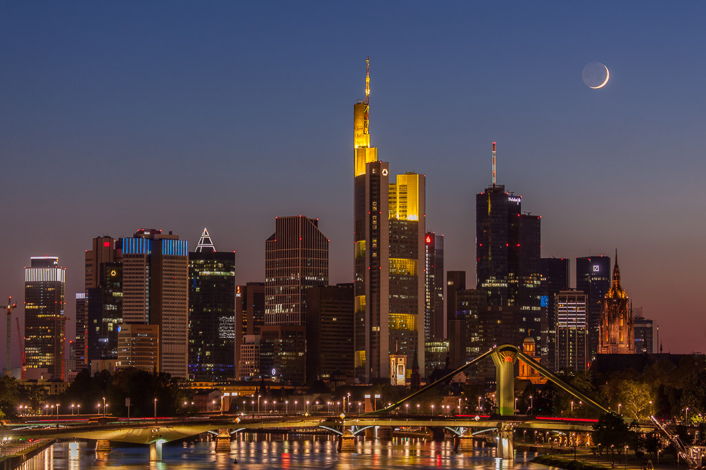 Sichelmond über der Frankfurter Skyline