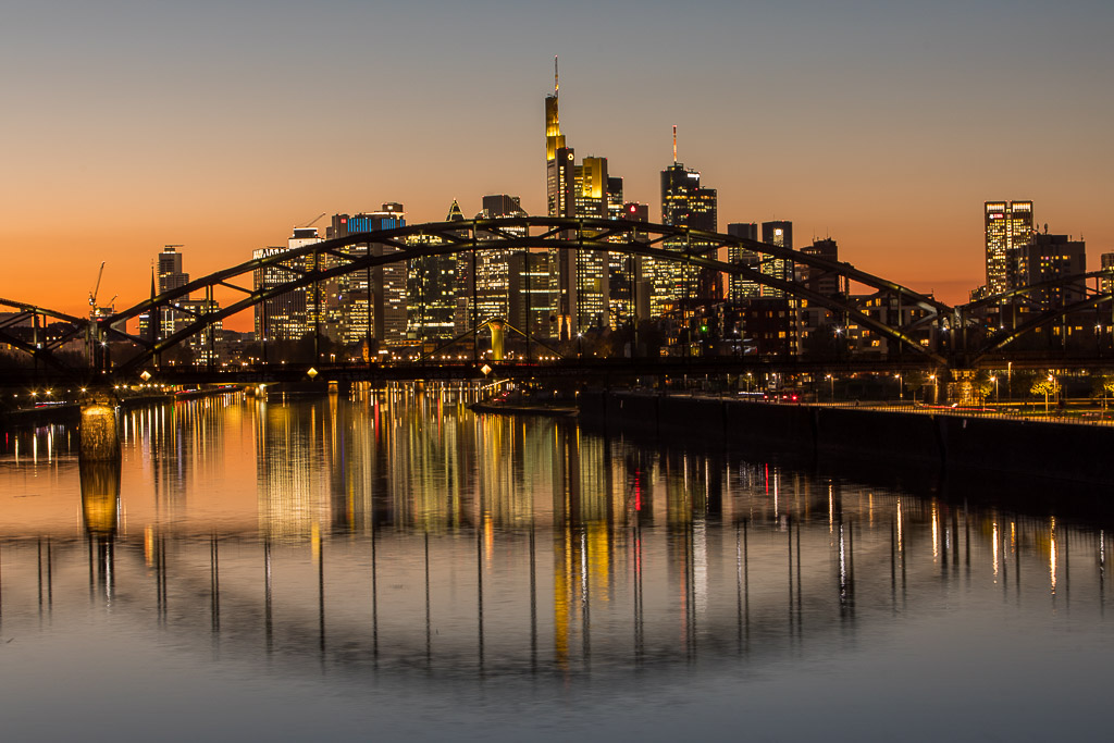 Blaue Stunde über der Skyline Frankfurt