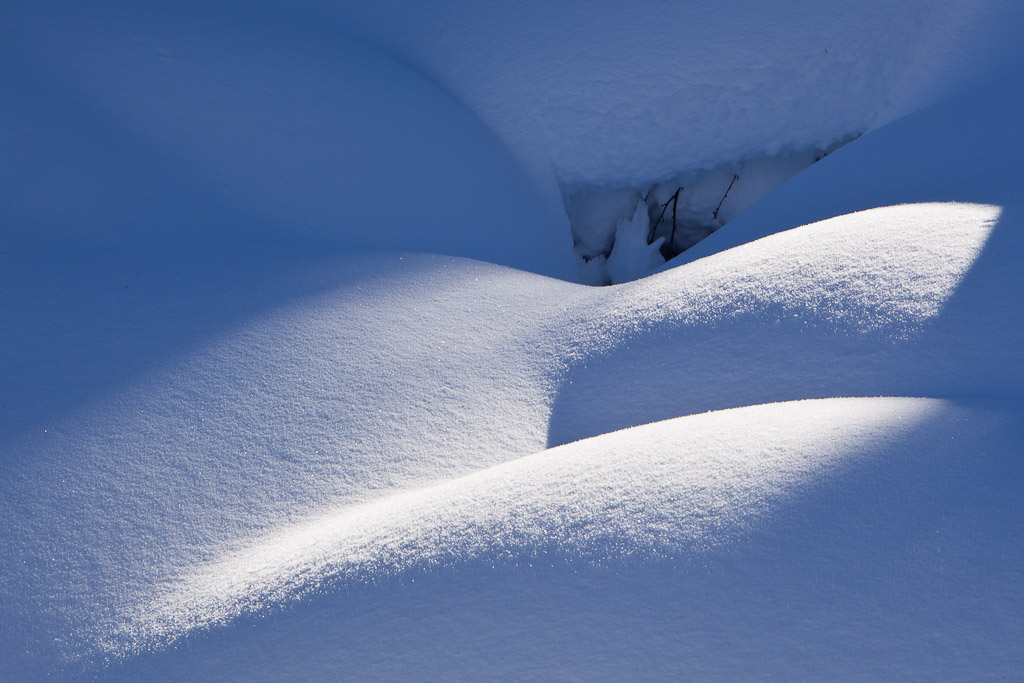 Licht und Schatten auf dem Schnee