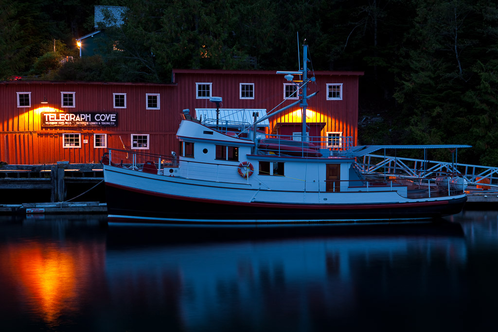 Blaue Stunde im Hafen von Telegraph Cove