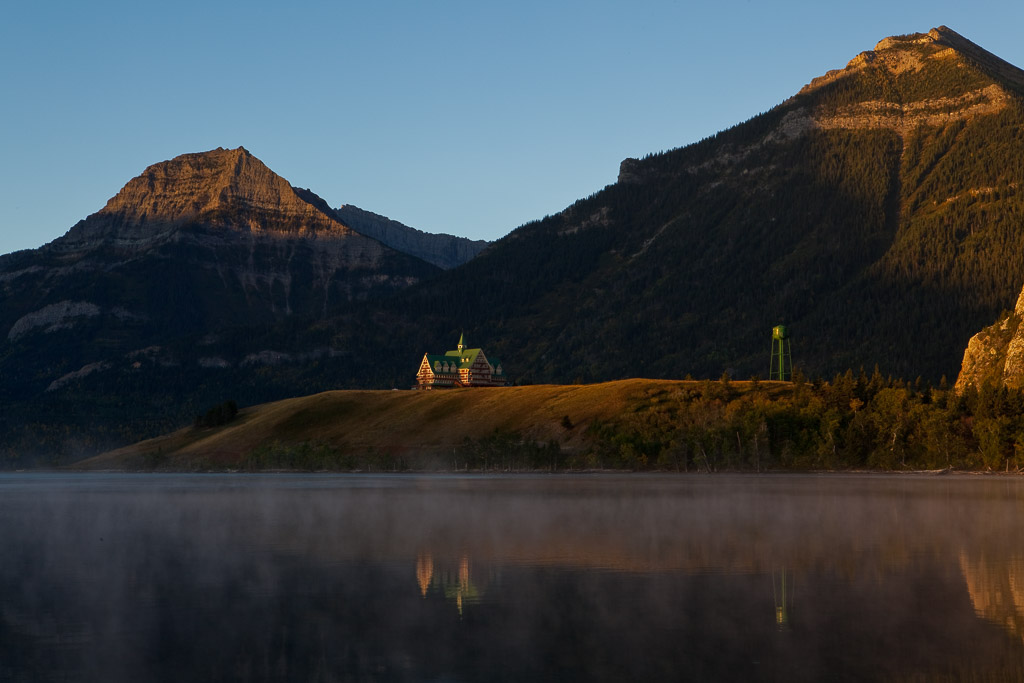 Sonnenaufgang am Waterton Lake