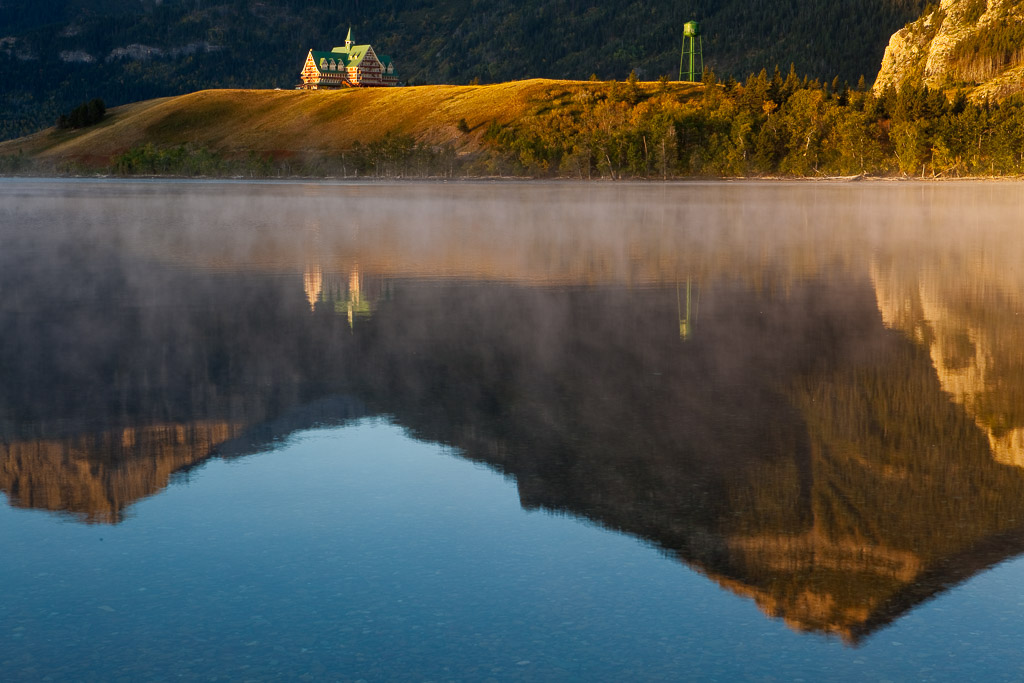 Sonnenaufgang am Waterton Lake