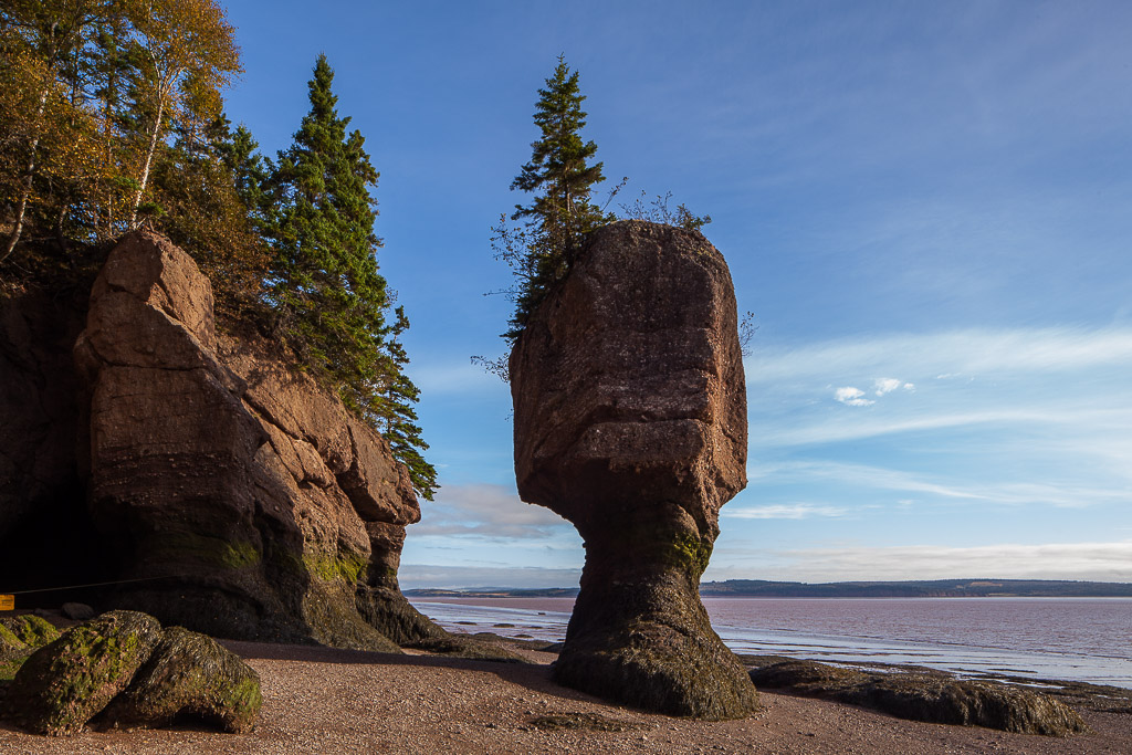 Erosionsfelsen am Strand der Hopewell Rocks, Bay of Fundy